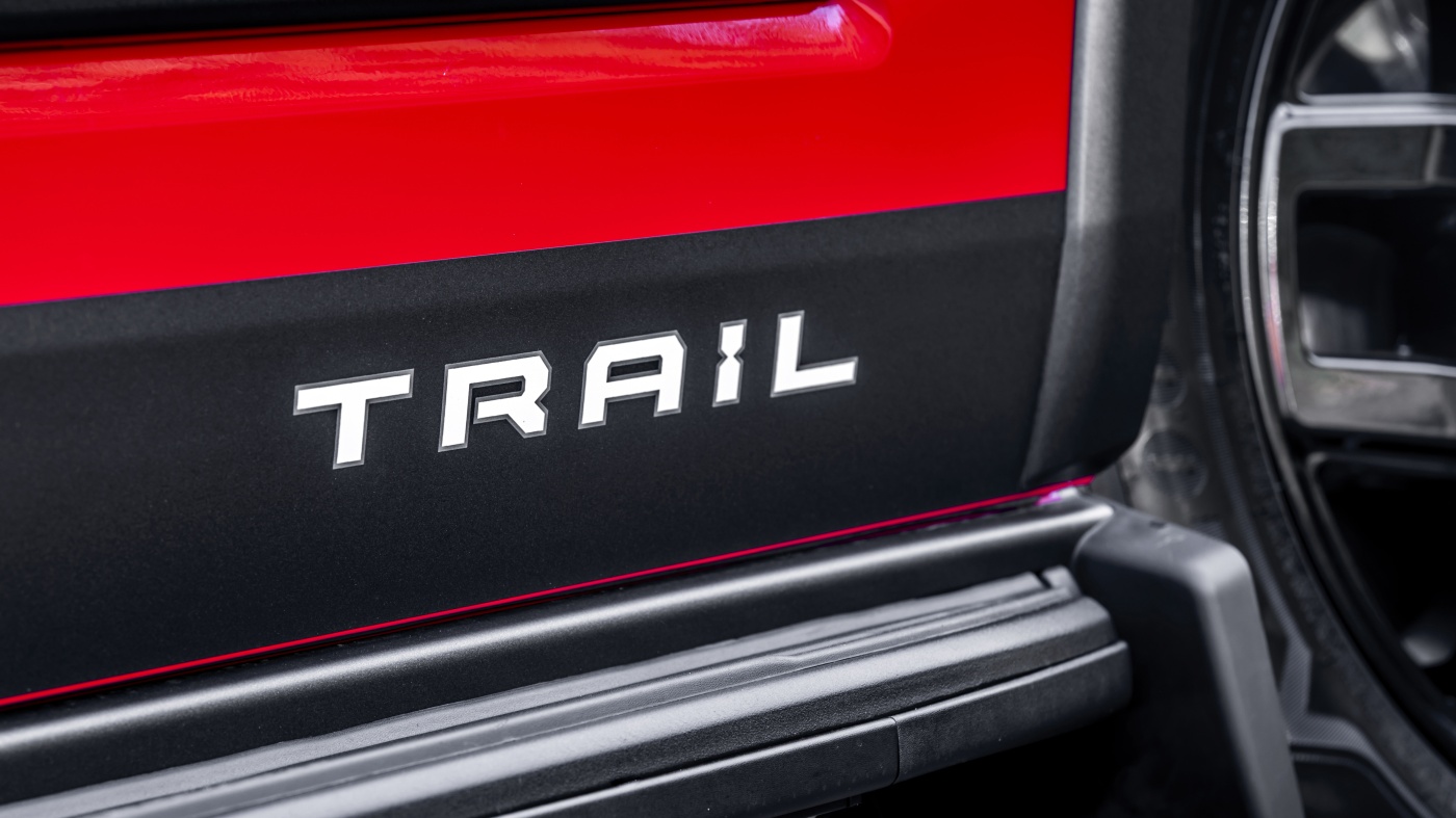 Slideshow Bild - Der Ford Transit Custom in der Trail Version richtet sich speziell an Gewerbetreibende und Flottenkunden.